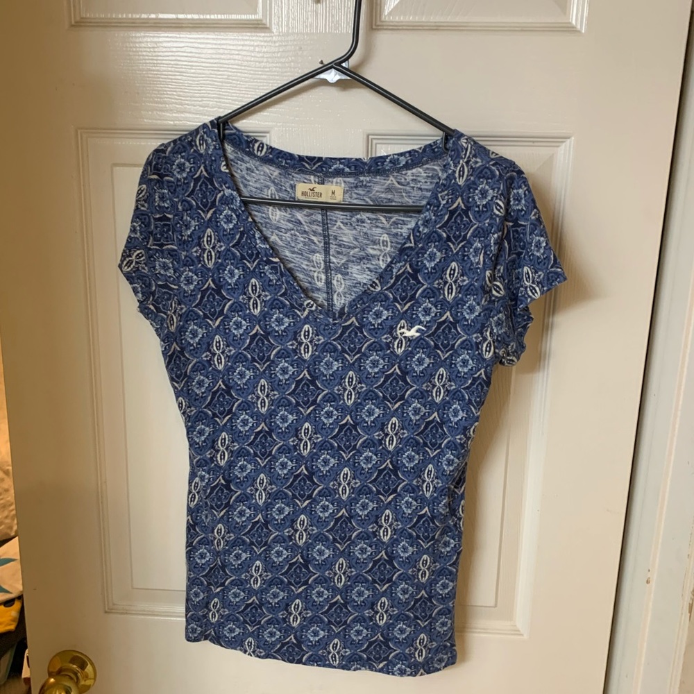 Size M blue and white patterned Hollister T shirt